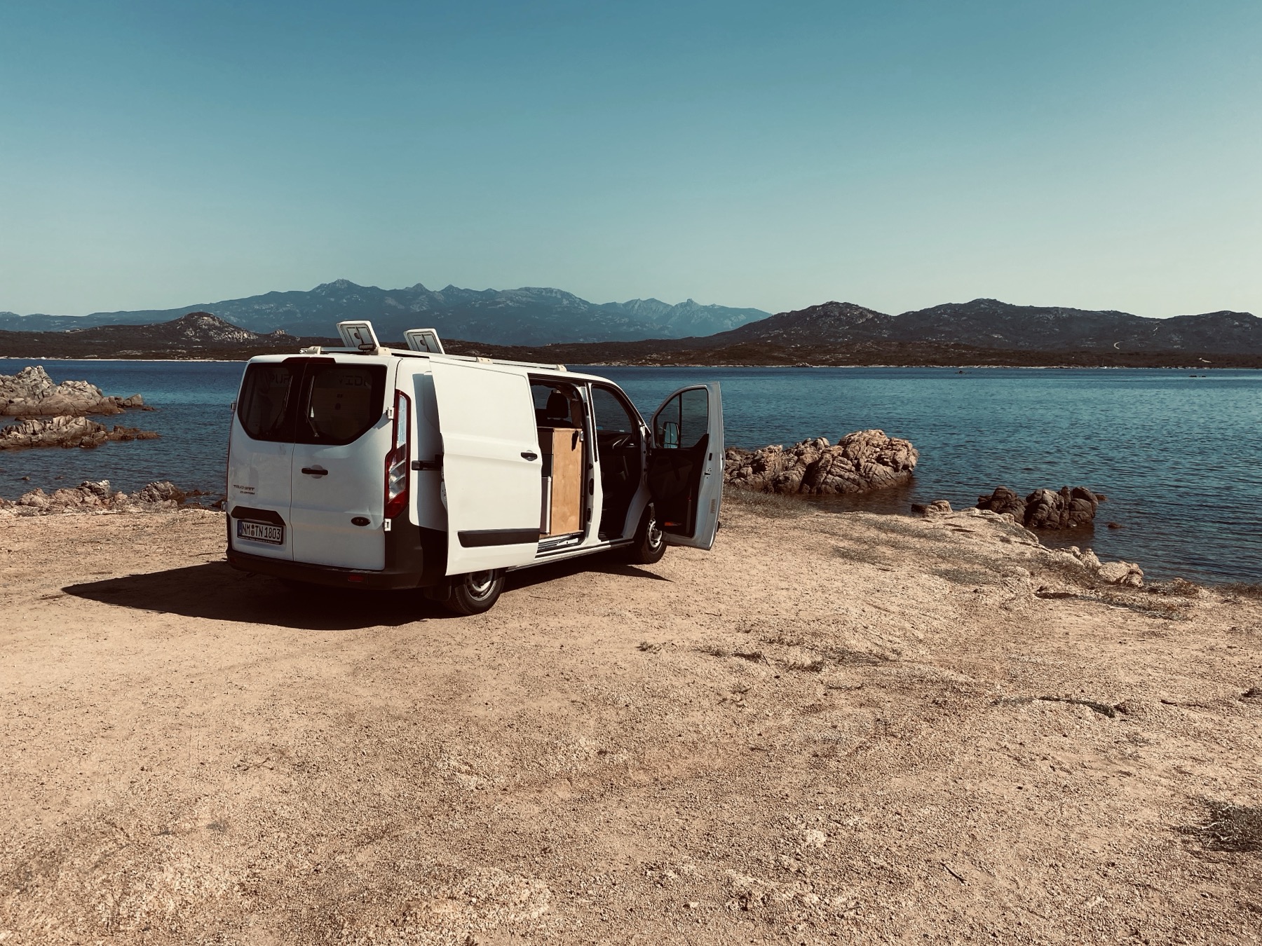 Ausgebauter Van an der Küste