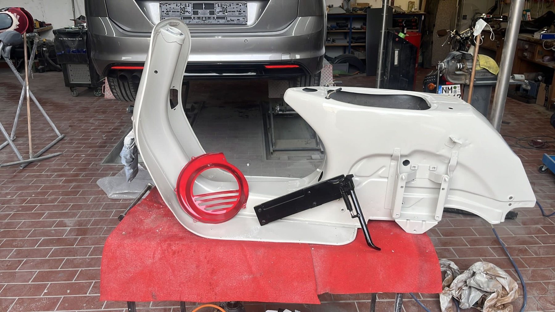 Frisch lackierte Vespa-Karosserie waehrend der Restauration
